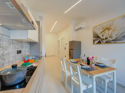 Vollständig ausgestattete Küche und Esstisch, Smart-TV und Wifi