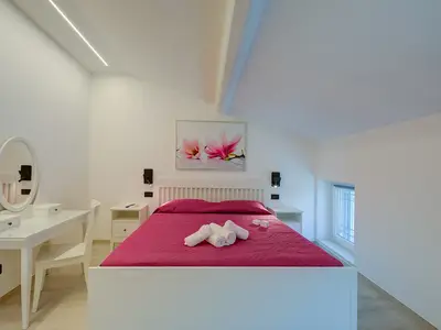 Doppelzimmer mit Beistelltisch und Kleiderschrank