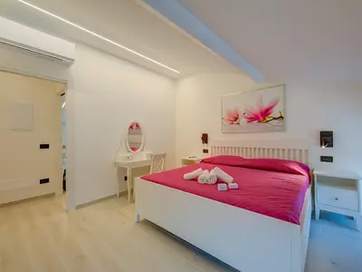 Doppelzimmer mit Beistelltisch und Kleiderschrank