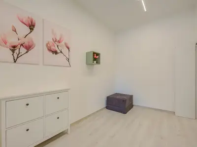 Doppelzimmer mit Beistelltisch und Kleiderschrank