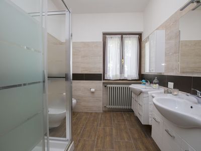 Das Badezimmer mit Dusche, Toilette und Bidet