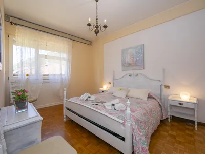 Schlafzimmer mit Doppelbett