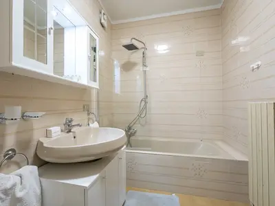 Badezimmer mit Badewanne
