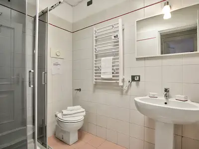 Badezimmer mit Dusche