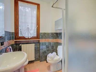 Badezimmer mit Dusche