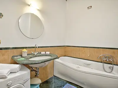 Badezimmer mit Badewanne