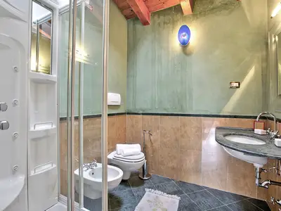 Badezimmer mit Dusche