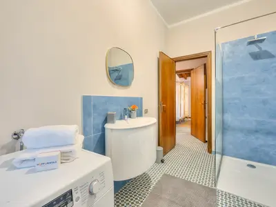 Badezimmer mit Dusche