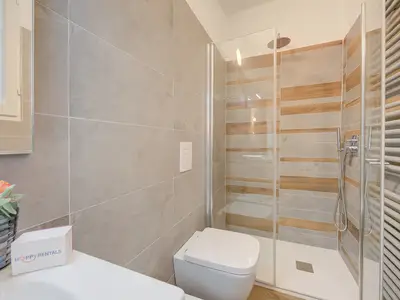 Badezimmer mit Dusche