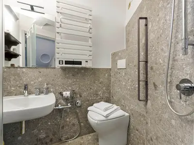 Badezimmer mit Dusche