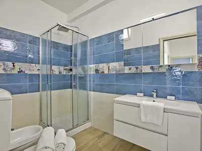 Badezimmer mit Dusche