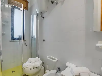 Badezimmer mit Dusche