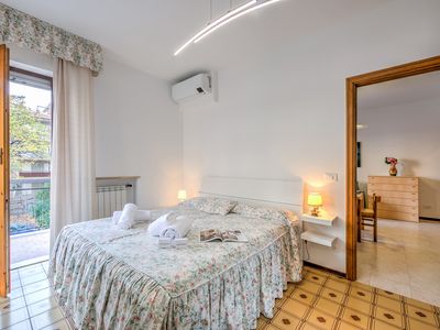 Schlafzimmer mit Doppelbett und Zugang zum Balkon