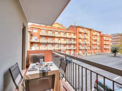 Balkon mit kleinem Tisch und Stühlen