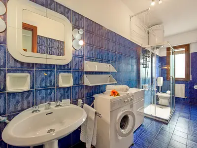Badezimmer mit Dusche