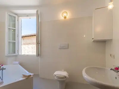 Badezimmer mit Badewanne
