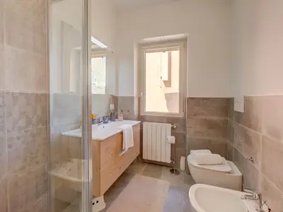 Badezimmer mit Dusche