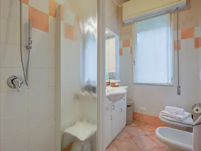 Badezimmer mit Dusche