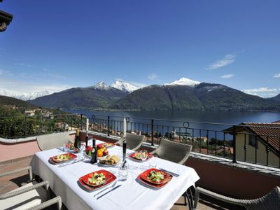 Essen im Freien mit einem atemberaubenden Blick auf den See