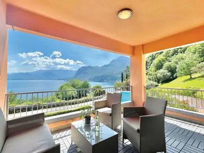 Essen im Freien mit Blick auf den Lago di Como von der Terrasse der Wohnung
