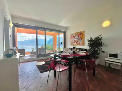 Offener Ess- und Wohnbereich mit Blick auf den See
