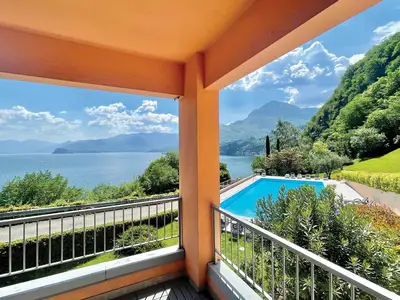 Romantischer Blick auf den Lago di Como von der Terrasse der Wohnung