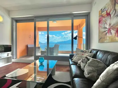Wohnzimmer TV-Ecke mit Blick auf den See