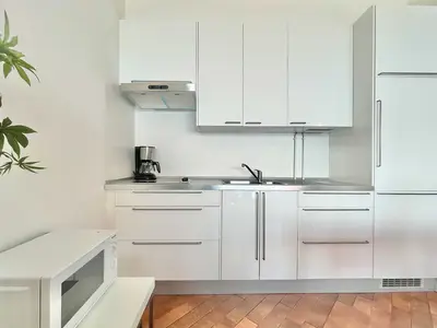 Offene, voll ausgestattete Küche