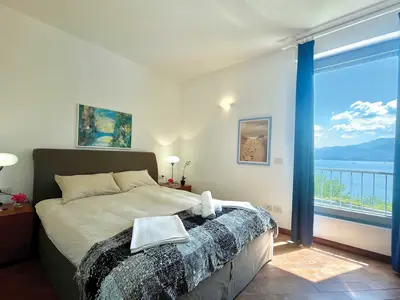 Schlafzimmer mit Doppelbett und Seeblick