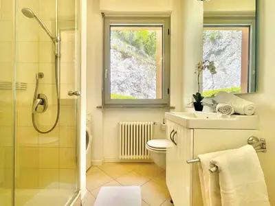 Badezimmer 1 mit Duschtür