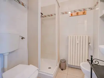 Badezimmer mit Dusche