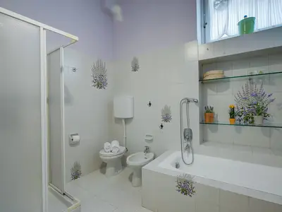 Badezimmer mit Dusche
