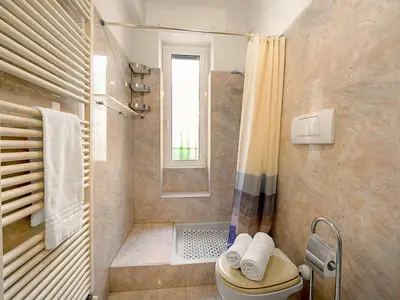 Badezimmer mit Dusche