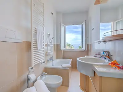 Badezimmer mit Badewanne