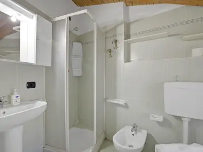 Badezimmer mit Dusche