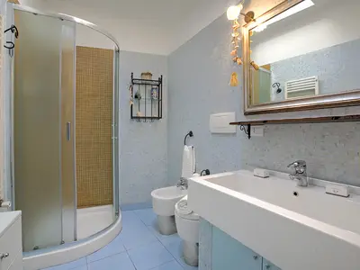 Badezimmer mit Dusche