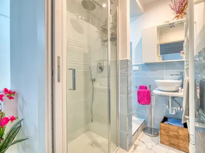 Badezimmer mit Dusche