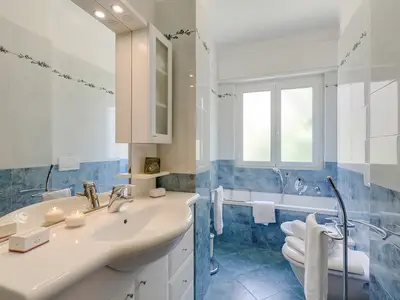 Badezimmer mit Badewanne