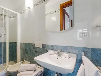 Badezimmer mit Dusche