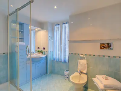 Badezimmer mit Dusche