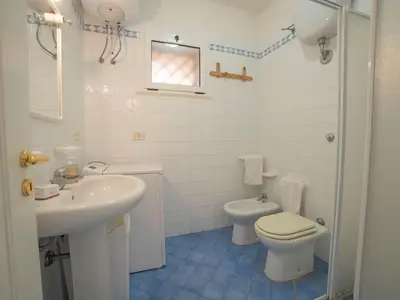 Badezimmer mit Dusche