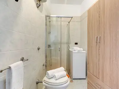 Badezimmer mit Dusche