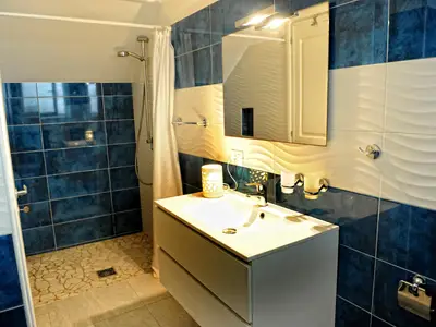 Badezimmer mit Dusche