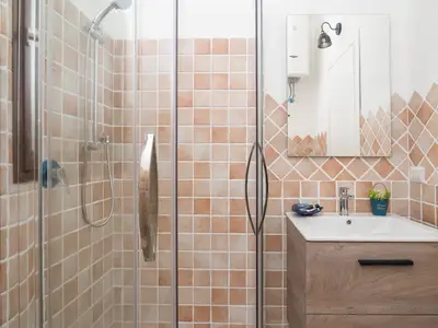 Badezimmer mit Dusche