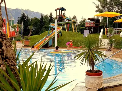 Kinder Wasserrutsche in den Pool im Fereinpark