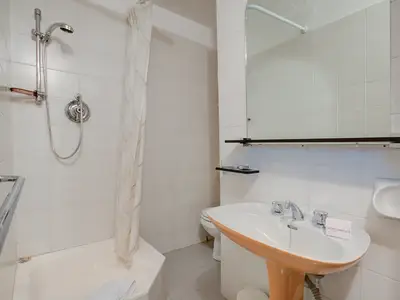 Badezimmer mit Dusche