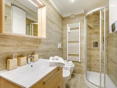 Badezimmer mit Dusche