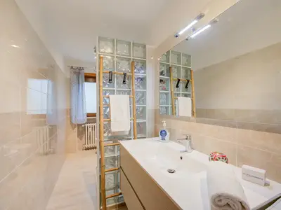 Badezimmer mit Dusche