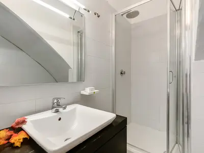 Badezimmer mit Dusche