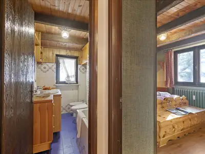 Badezimmer mit Badewanne